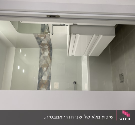 חדר אמבטיה עם אריחים מעוצבים ושיש חדש